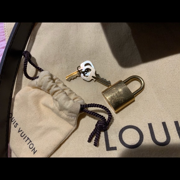 Louis Vuitton - Picture 7 of 8